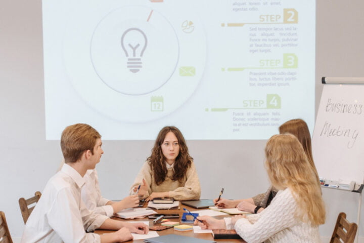 Pittura proiettore raggio ultra corto per discussioni di gruppo