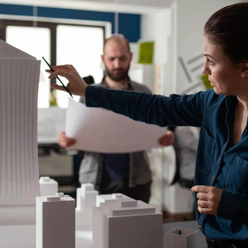 Studio architetti guardano progetti